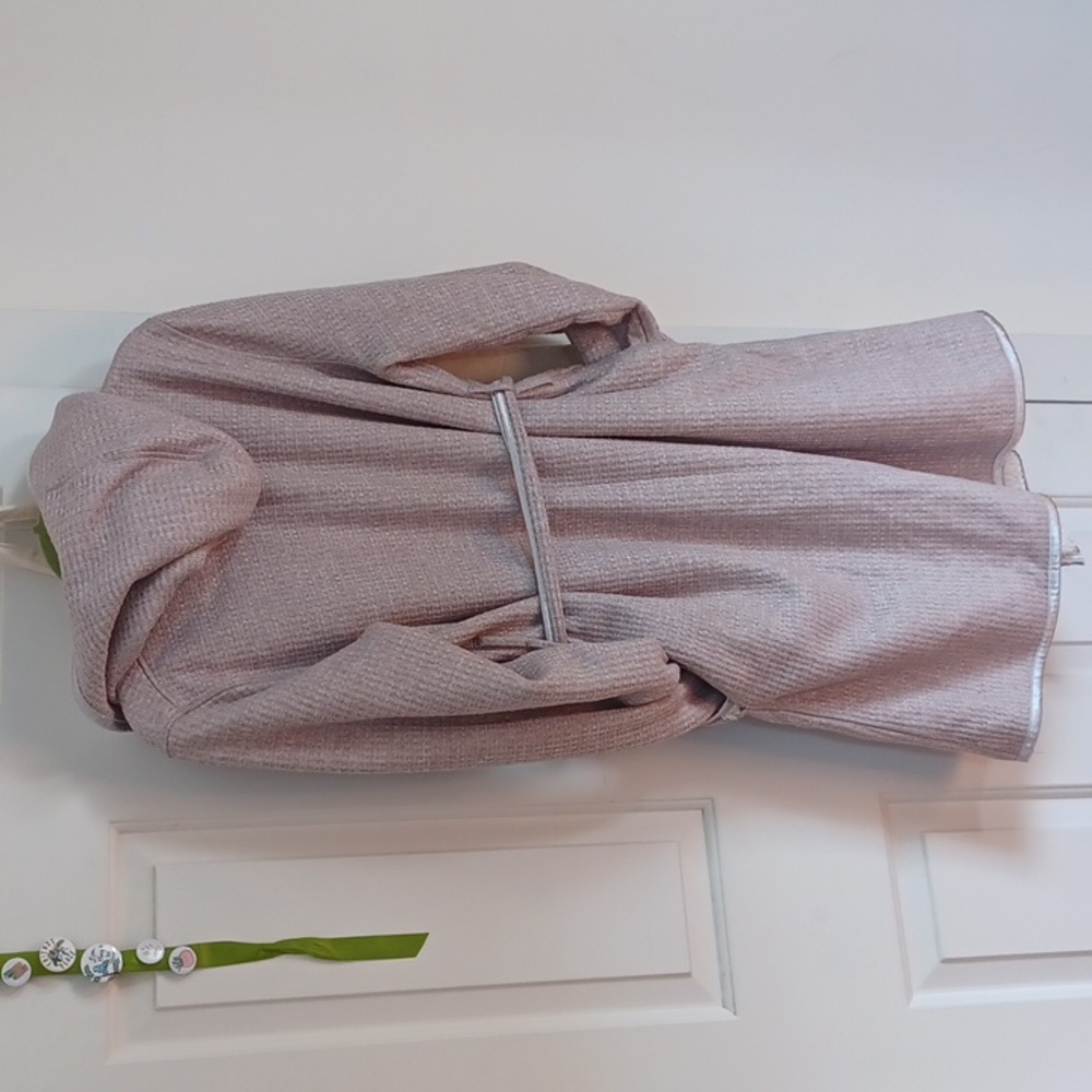 Elegant Women's Hooded Bathrobe - Light Gray - Picture 2 of 4